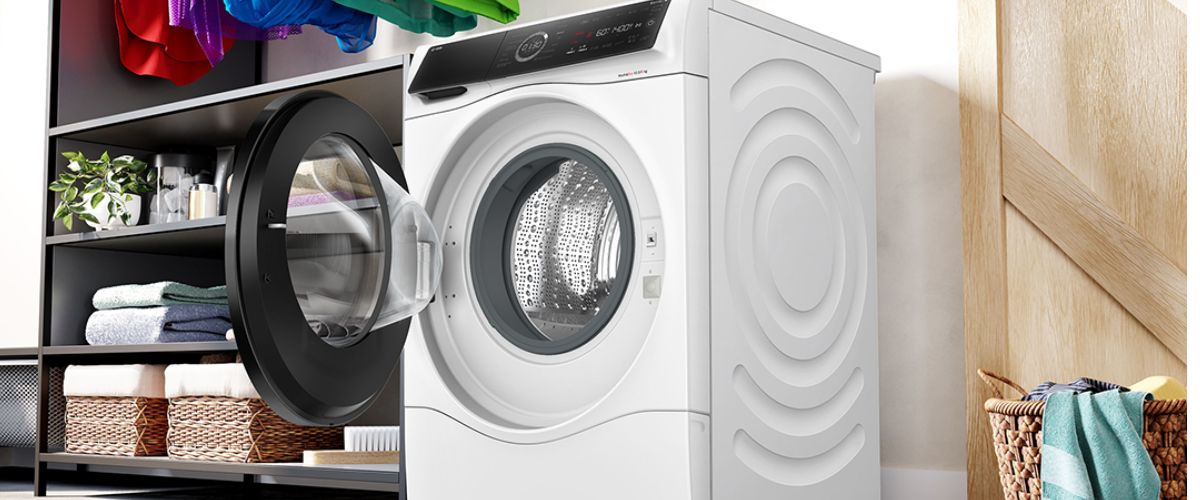 Bosch seeria 8 pesumasin-kuivati WNC254A0SN, valge eestlaetav mudel avatava uksega heledas pesuruumis